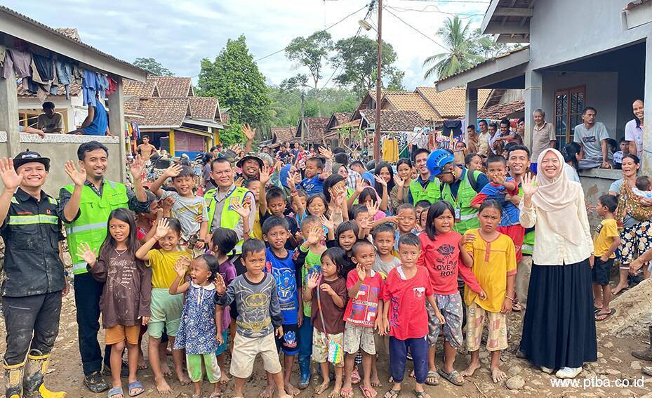 Bantuan Kemanusiaan Disalurkan Bukit Asam (PTBA) untuk Korban Banjir di Ulak Pandan