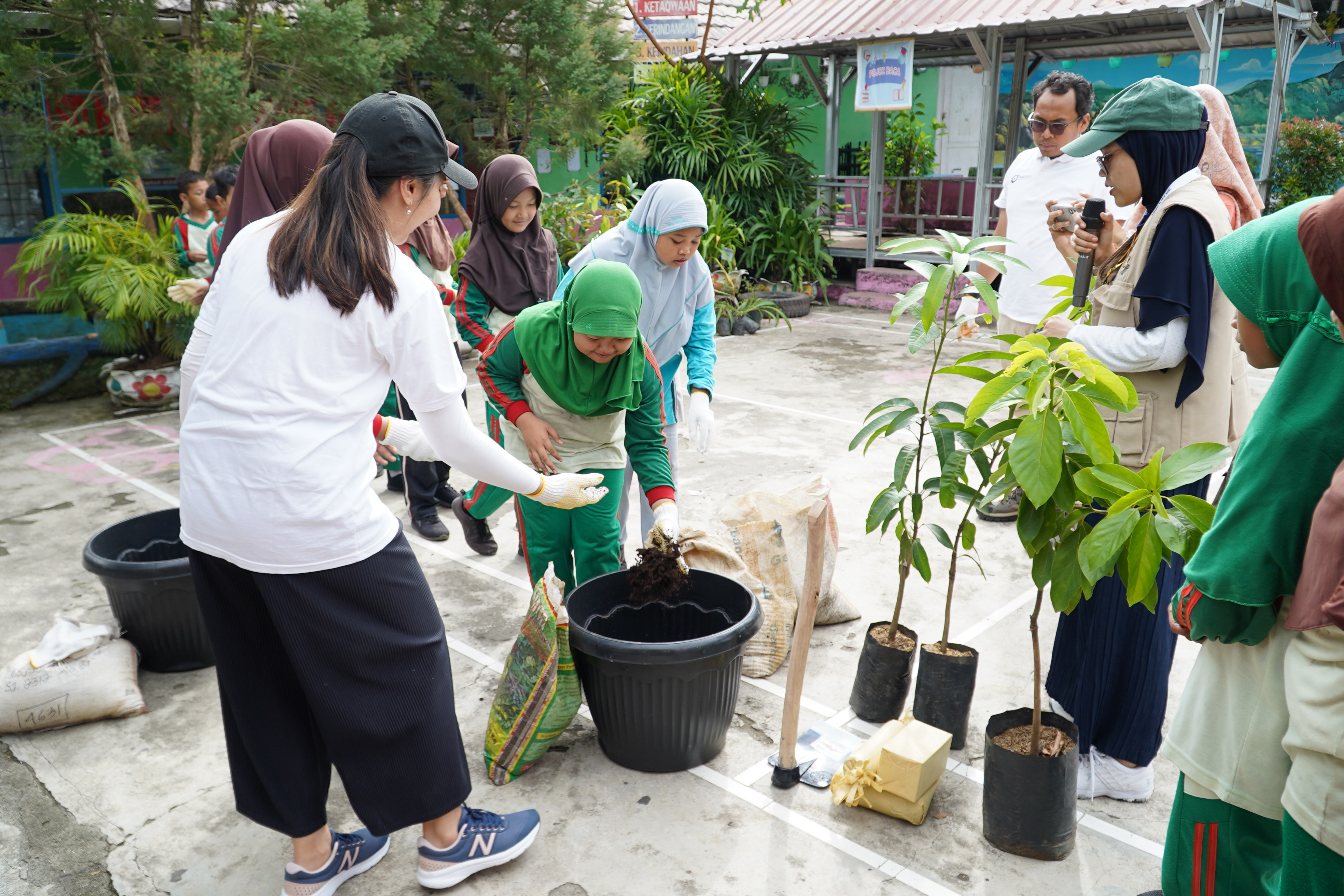 Bukit Asam (PTBA) Ajak Siswa SD Peduli Lingkungan Lewat Green School