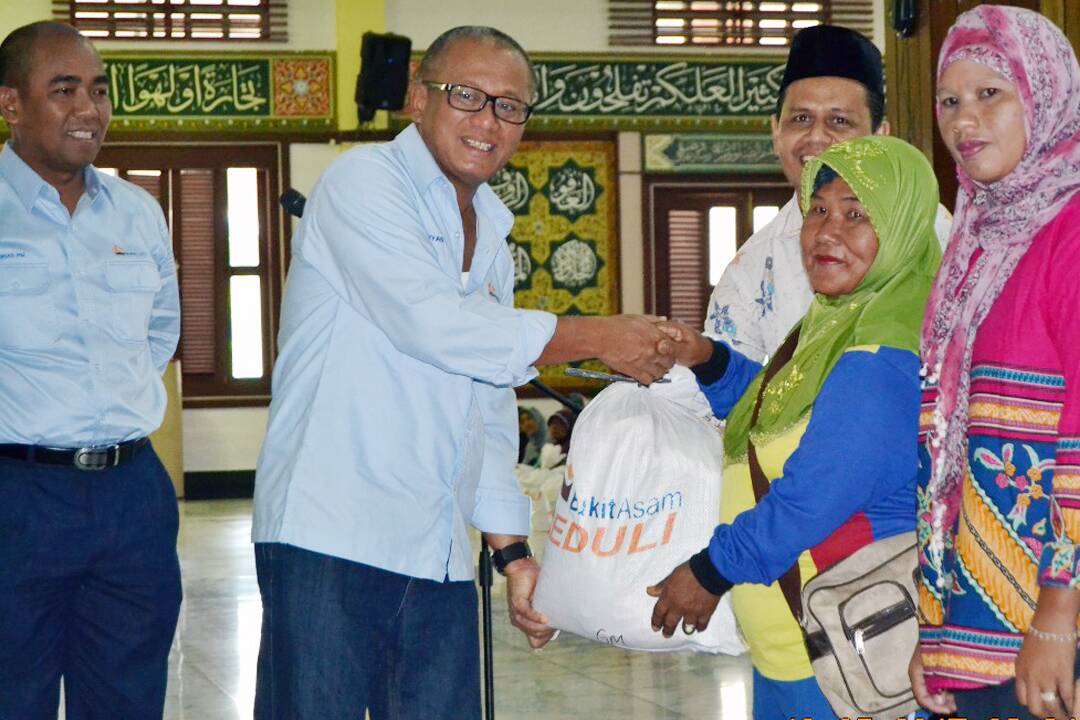Sambut Ramadhan 1438 H, PTBA Sedekahkan 8.000 Paket Sembako