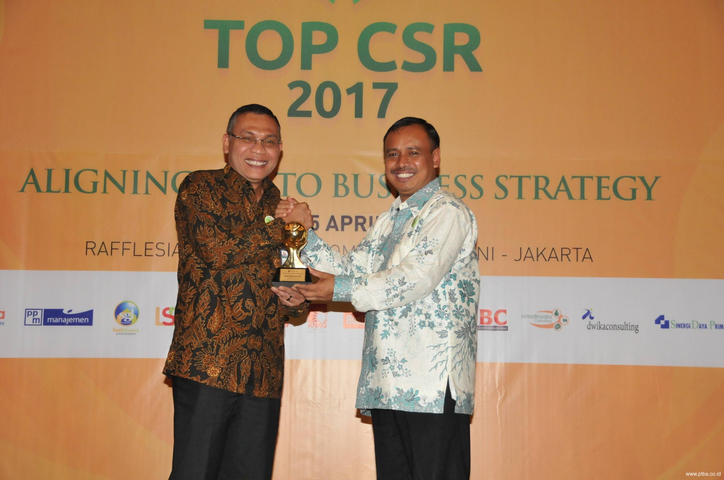 PTBA Raih Dua Penghargaan dalam TOP CSR 2017