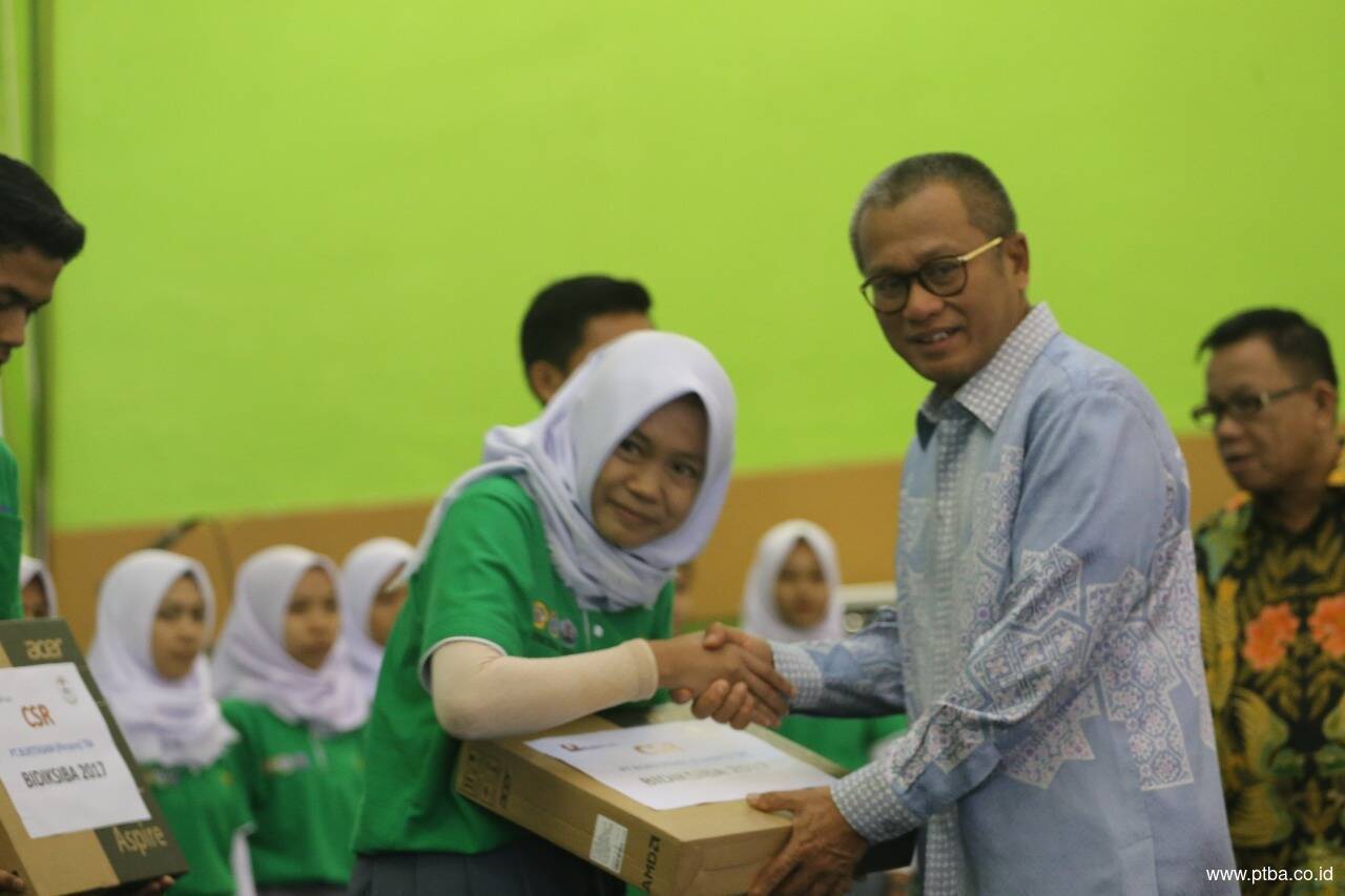 PTBA Serahkan Beasiswa Bidiksiba Kepada 25 Siswa
