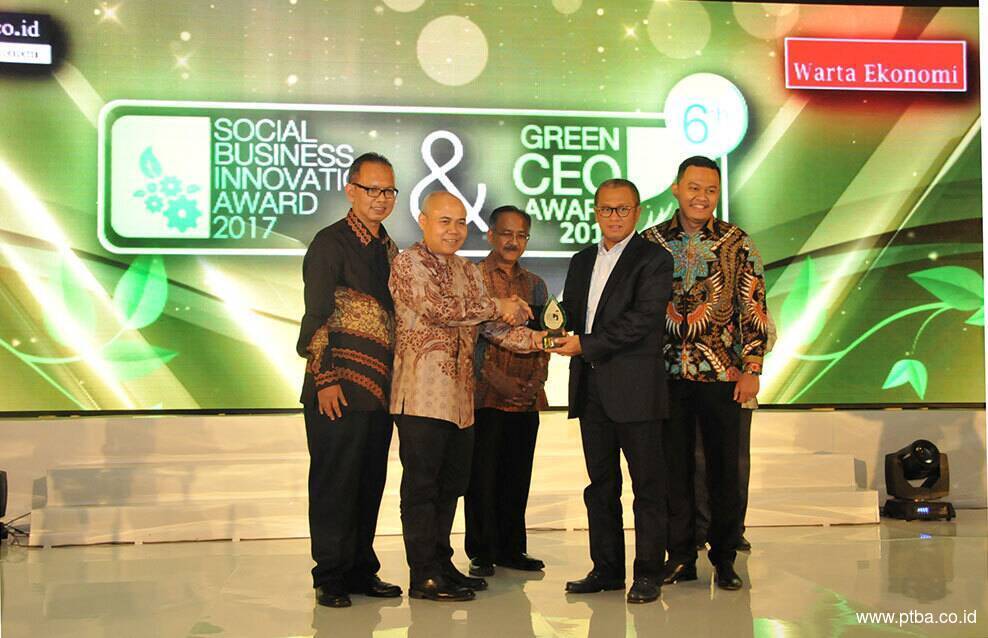 PTBA Raih Dua Penghargaan pada Social Business Innovation & Green CEO Awards 2017