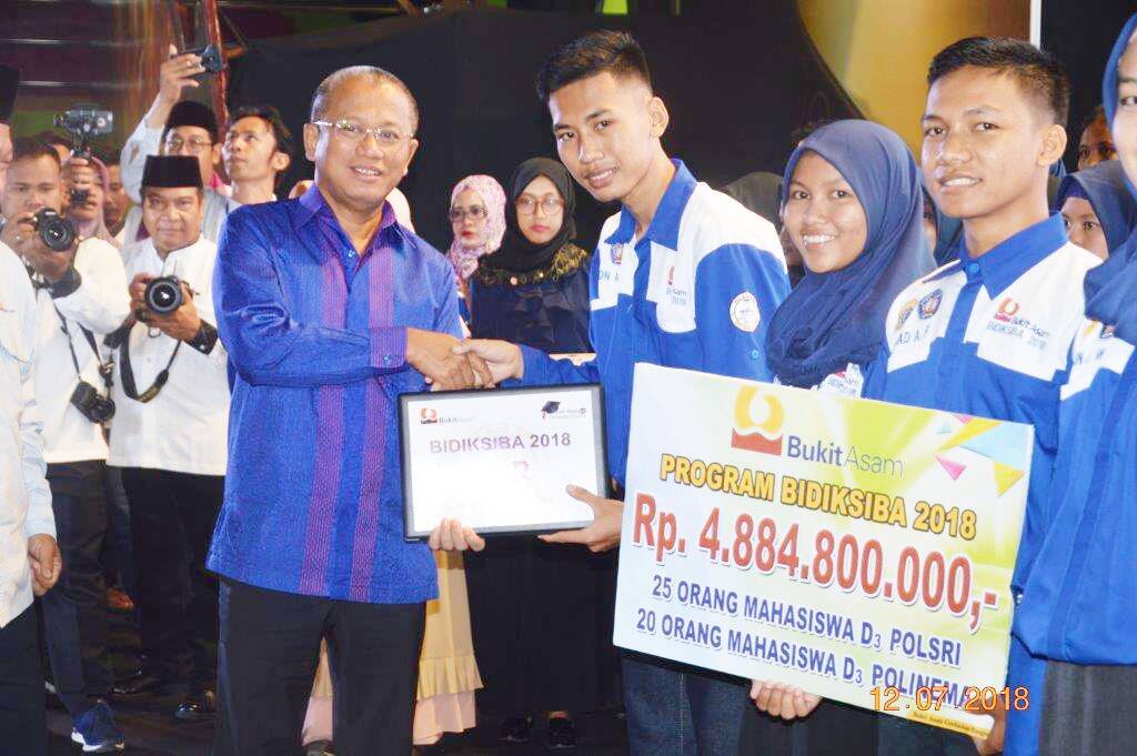    PTBA Bagikan Beasiswa Bidiksiba pada Halal Bi Halal di Tanjung Enim 