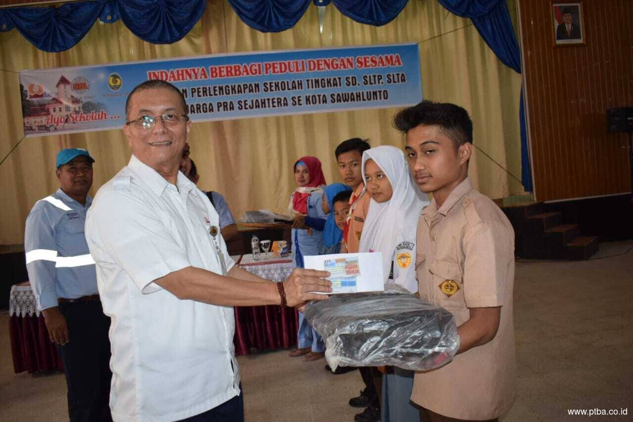  PTBA UPO Bagikan Peralatan Sekolah