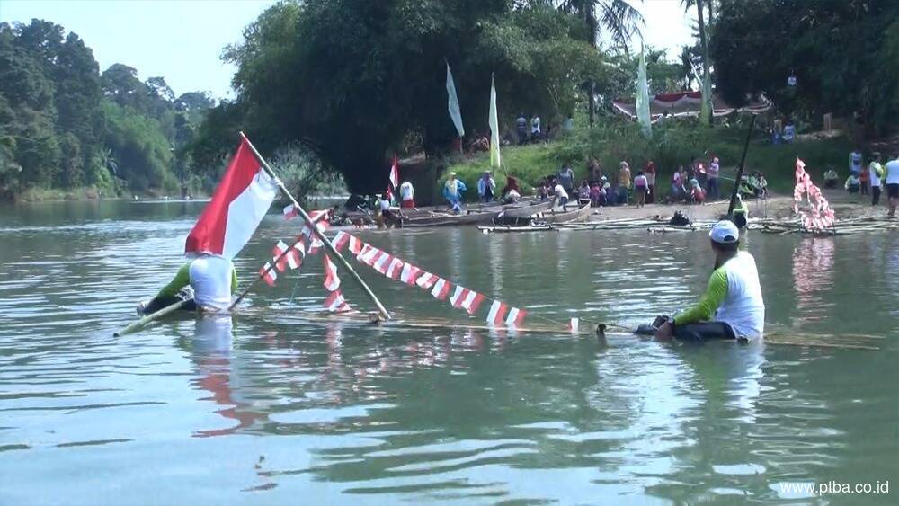 PTBA Gelar Lomba Rakit Tradisional Bersihkan Sampah Plastik Sungai Enim