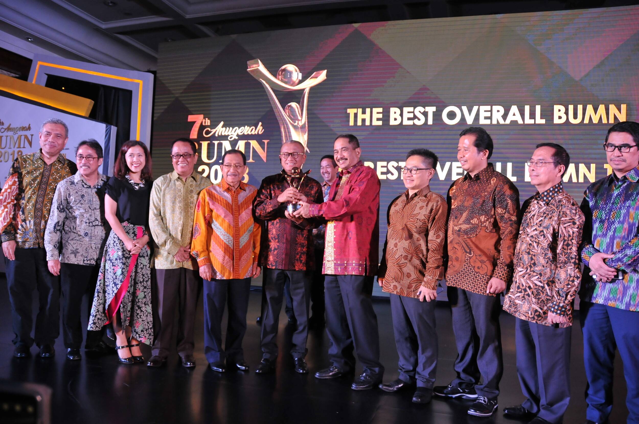 PT Bukit Asam Tbk Raih Penghargaan The Best Overall BUMN   dalam Anugerah BUMN Awards