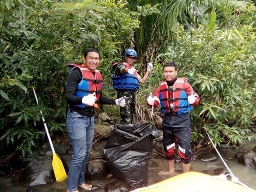 Aksi Seru PTBA Bersihkan Sampah Plastik di Sungai Enim