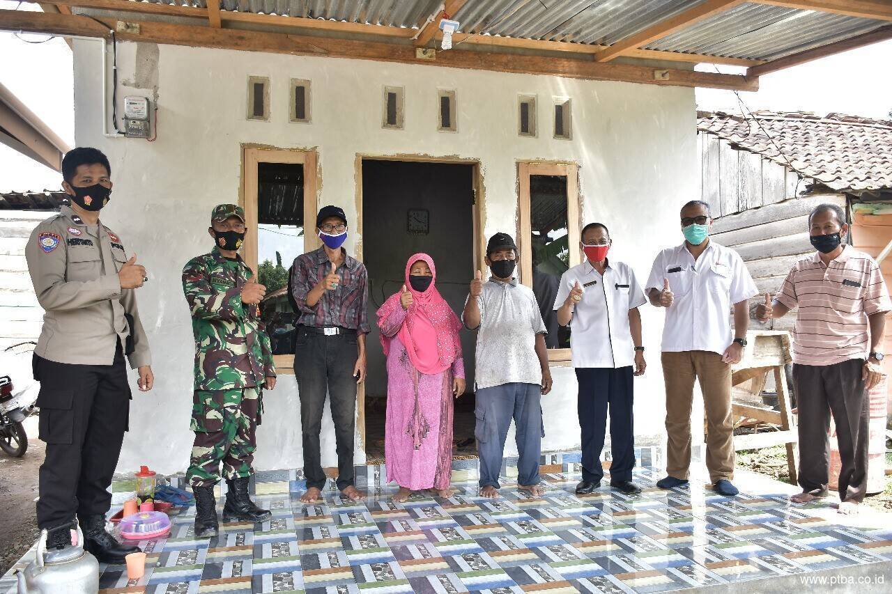 Bukit Asam Membangun 23 Sumur Bor dan 25 Unit Bedah Rumah