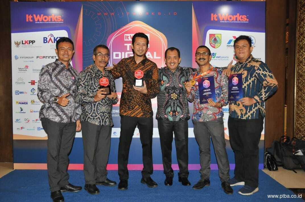 Bukit Asam Raih Penghargaan Top Digital Awards 2019