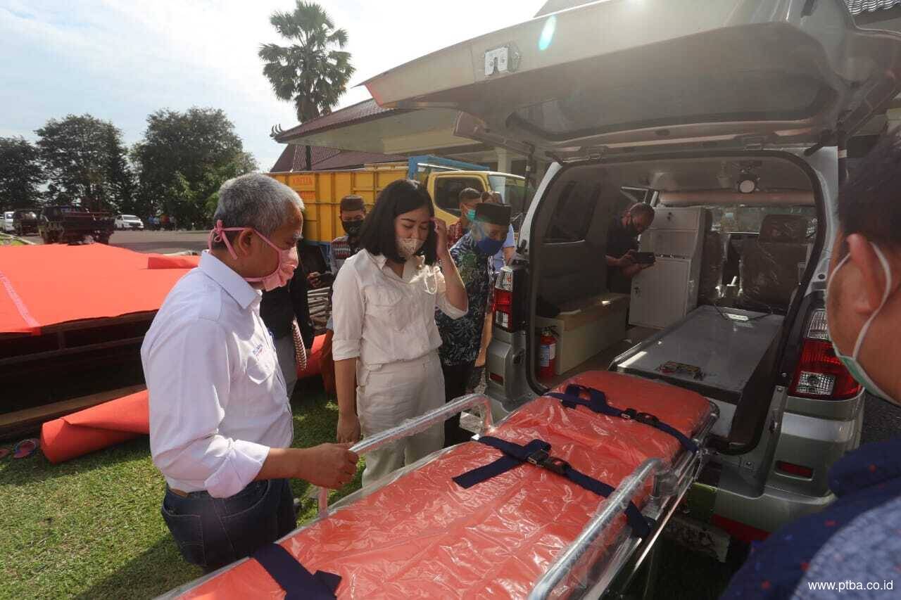 Bukit Asam Serahkan Lima Unit Ambulans