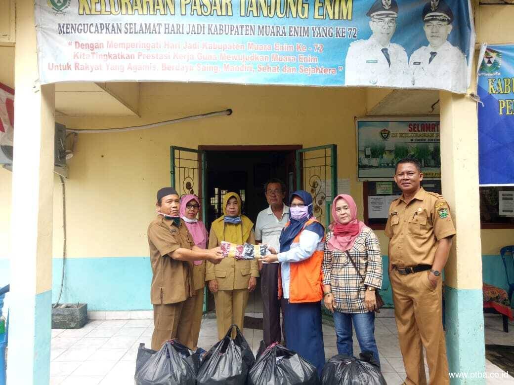 Cegah Penyebaran COVID-19, Bukit Asam Bagikan Masker