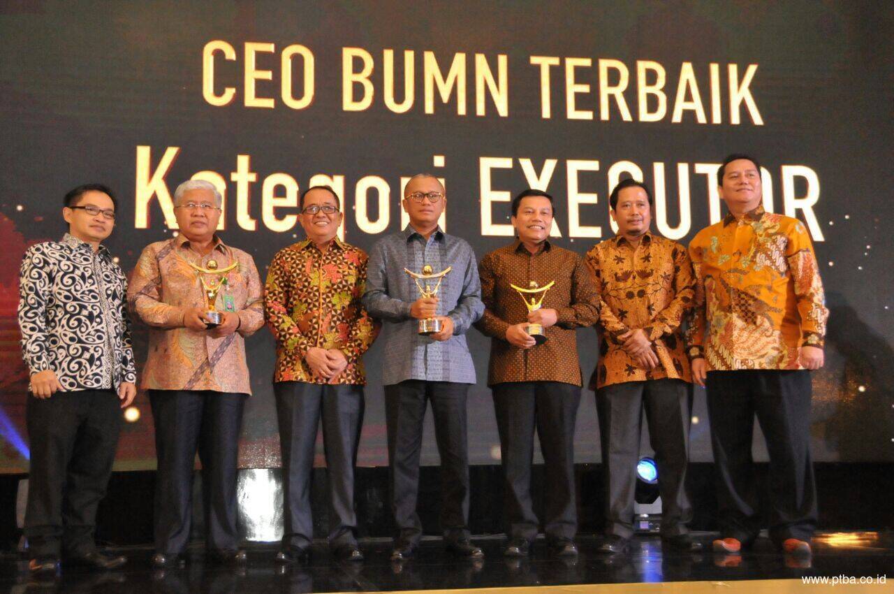 Direktur Utama PT Bukit Asam (Persero) Tbk Raih Penghargaan Best CEO BUMN Kategori Executor dalam Anugerah BUMN 2017