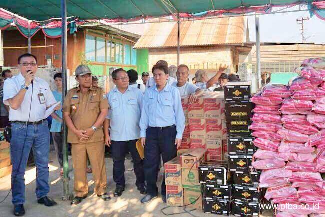 PT Bukit Asam Tbk Unit Dermaga Kertapati Bantu Korban Kebakaran di Lorong Santai Kertapati