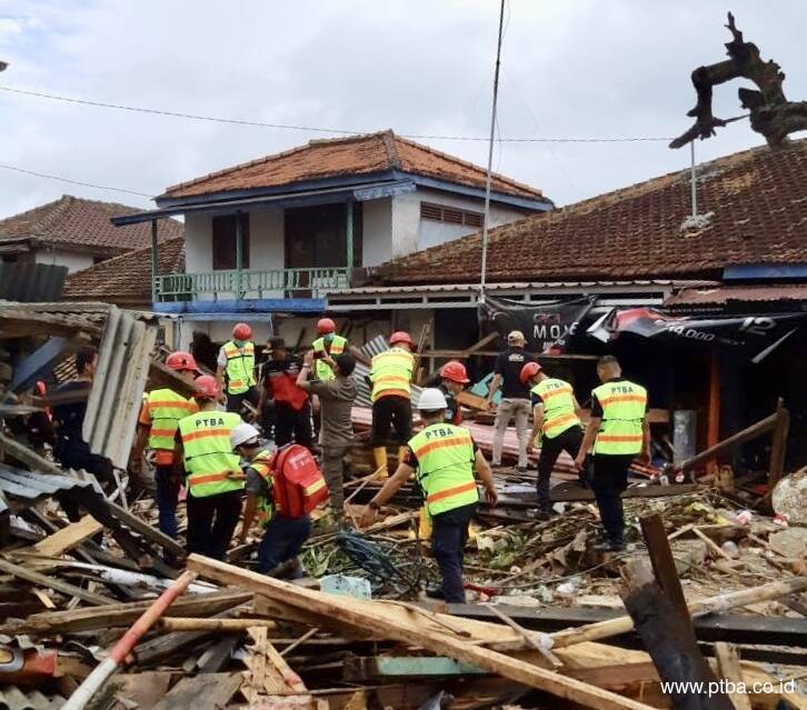 Tim Rescue PTBA Bantu Evakuasi Korban Tsunami